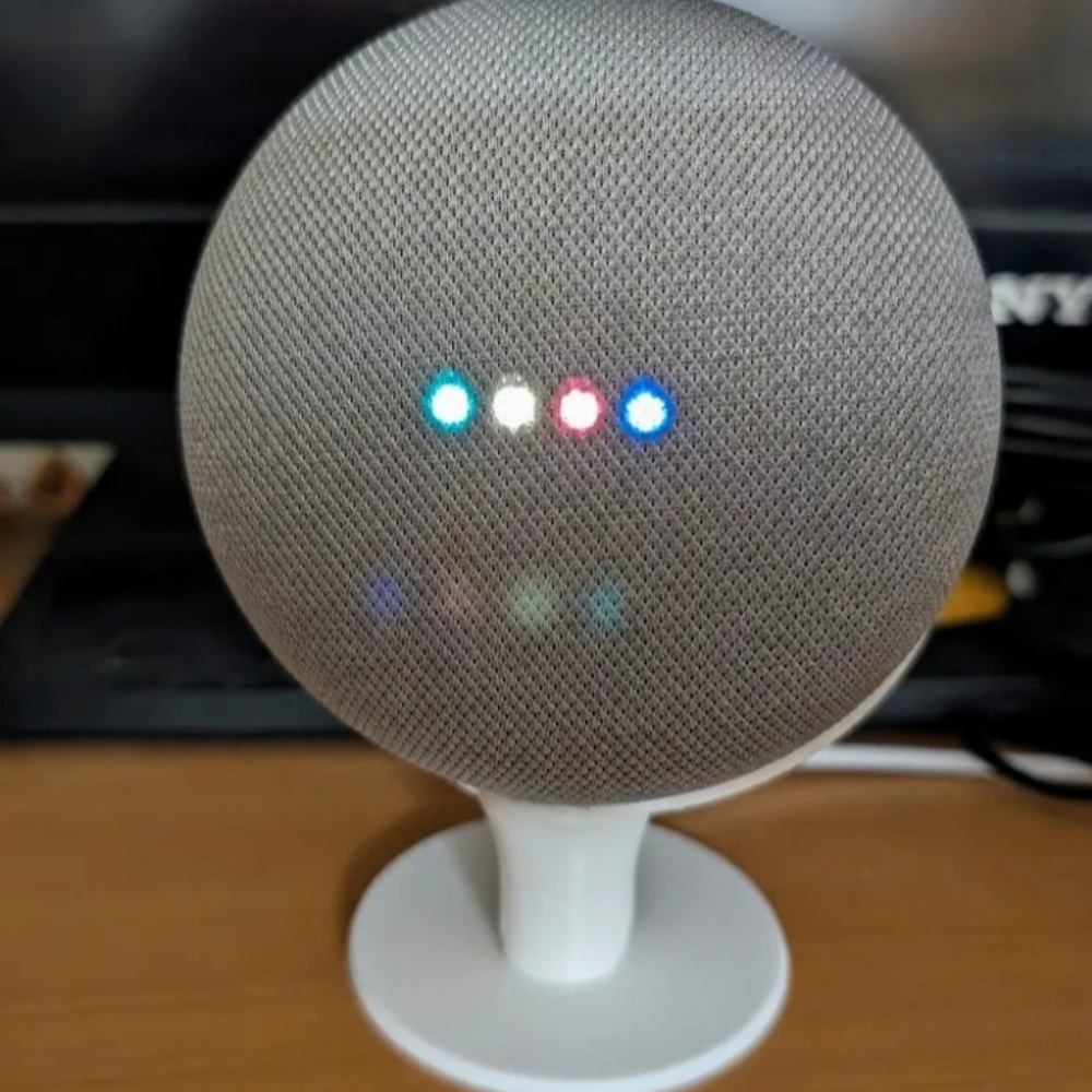 حامل مكبر صوت ذكي صغير للعرض،  - مراجعة Google Speaker Nest Audio وسعره